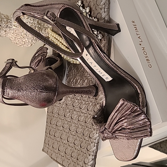 COPY - GIBSON 🌟 LATIMER TAWNY Lame' PEWTER Ankle Strap Bow Detail Dress SANDALS - Picture 3 of 6